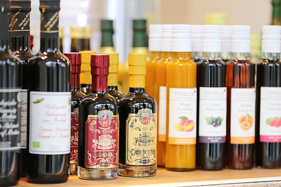 Eine Auswahl an Balsamicoessigen und Fruchtextrakten