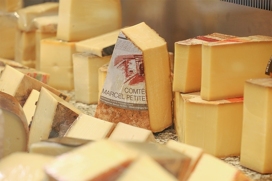 Verschieden gereifte Rohmilch-Hartkäse