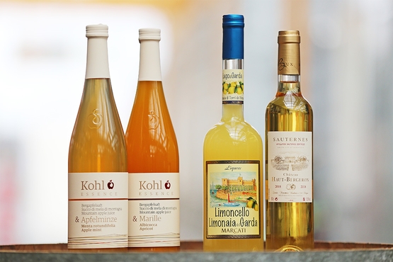 Eine Flasche Limoncello und verschiedene Flaschen Sautern