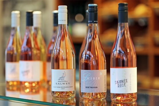 Ein paar Rosé Flaschen auf einem Regal